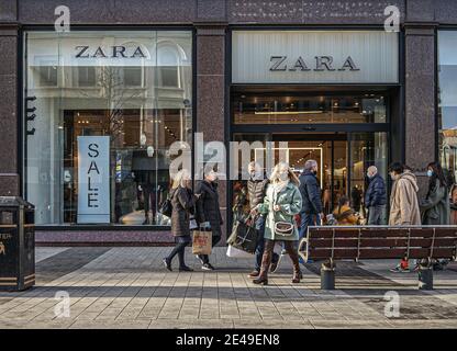 Belfast, Großbritannien. Dezember 2022. Käufer mit Gesichtsmasken kommen am Modegeschäft Zara vorbei. Kredit: SOPA Images Limited/Alamy Live Nachrichten Stockfoto