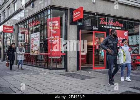 Belfast, Großbritannien. Dezember 2022. Kunden verlassen Tim Hortons Cafe & Bake Shop. Kredit: SOPA Images Limited/Alamy Live Nachrichten Stockfoto