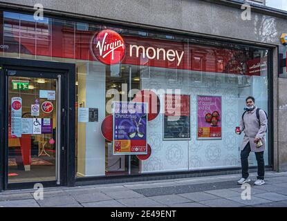 Belfast, Großbritannien. Dezember 2022. Shopper laufen an der Virgin Money Bank vorbei. Kredit: SOPA Images Limited/Alamy Live Nachrichten Stockfoto