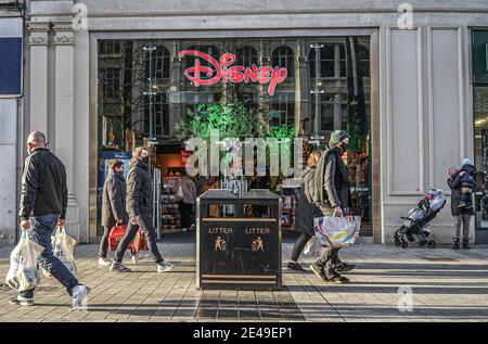 Belfast, Großbritannien. Dezember 2022. Käufer mit Gesichtsmasken kommen am Disney Store vorbei. Kredit: SOPA Images Limited/Alamy Live Nachrichten Stockfoto