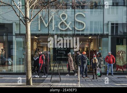 Belfast, Großbritannien. Dezember 2022. Kunden betreten Marks & Spencer Store. Kredit: SOPA Images Limited/Alamy Live Nachrichten Stockfoto