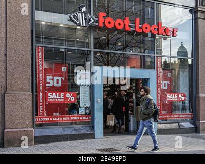 Belfast, Großbritannien. Dezember 2022. Ein Shopper geht an einem Foot locker Store vorbei. Kredit: SOPA Images Limited/Alamy Live Nachrichten Stockfoto