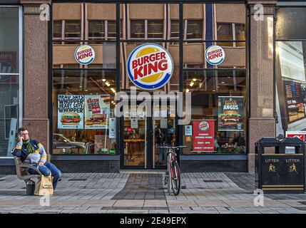 Belfast, Großbritannien. Dezember 2022. Ein Kunde sitzt vor dem Burger King Fast Food Store. Kredit: SOPA Images Limited/Alamy Live Nachrichten Stockfoto