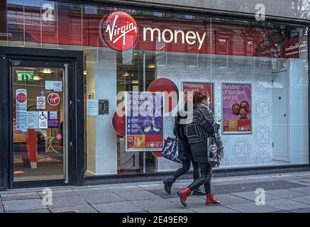 Belfast, Großbritannien. Dezember 2022. Frauen gehen an der Virgin Money Bank vorbei. Kredit: SOPA Images Limited/Alamy Live Nachrichten Stockfoto