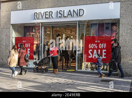 Belfast, Großbritannien. Dezember 2022. Einkaufsbummel am River Island Store vorbei. Kredit: SOPA Images Limited/Alamy Live Nachrichten Stockfoto