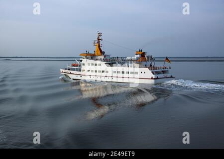 Die Langeoog III ist eine der beiden Hauptfähren, die zwischen der Nordseeinsel Langeoog und dem Festlandhafen Bensersiel verkehren. Stockfoto