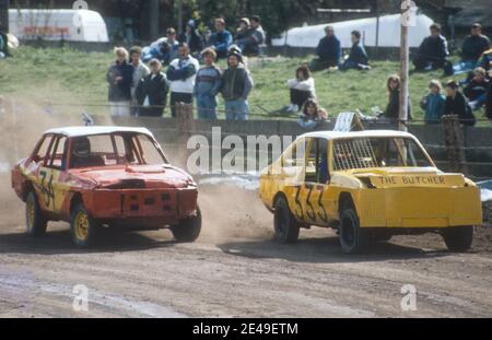 1990 Long Eaton Stadium - Stock-Car-Rennen im historischen Long Eaton Stadium. Das Long Eaton Stadium, früher der Recreation Ground, war ein Mehrzweck-Sportplatz in Long Eaton, Derbyshire, der Cricket, Radfahren, Fußball, Windhundrennen und Speedway inszenierte. Neben dem Speedway, der Boden auch Gastgeber Stock Car Racing, zu einem der wichtigsten Veranstaltungsorte in Großbritannien.das Stadion geschlossen im Jahr 1997. Nach seiner Schließung wurde der Boden verödet. Im Juni 2010 zogen Bulldozer ein, um den Platz für den Wohnungsbau zu räumen. Long Eaton, Derbyshire, England, GB, Großbritannien, Europa Stockfoto