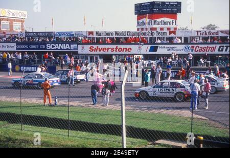 1988 Silverstone BTCC 1988 2/10/1988 Runde 13 auf Silverstone Circuit die British Touring Car Championship ist eine Rennserie für Tourenwagen, die jedes Jahr in Großbritannien stattfindet und derzeit von TOCA organisiert und verwaltet wird. Es wurde 1958 als British Saloon Car Championship gegründet und wurde 1987 in British Touring Car Championship umbenannt.Dieses Startfeld im Jahr 1988 hat Ford Sierra Cosworth RS500, einschließlich Auto 15 von Listerine Goode Racing, einen Ford Sierra RS 500 Cosworth, auf dem 8. Platz im Startfeld ,Silverstone, Northamptonshire, England, GB Vereinigtes Königreich Europa Stockfoto