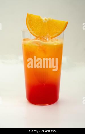 Garibaldi Cocktail in einem Longdrinkglas mit rotem italienischem Bitter Und Orangensaft auf weißem Hintergrund Stockfoto