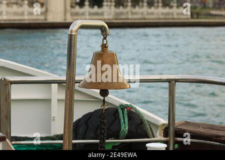 Eine Schiffsglocke auf einem Boot, Hintergrund Fluss Stockfoto