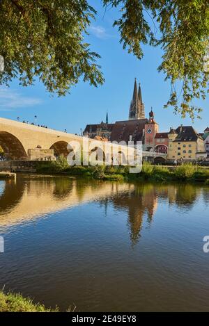 Steinbrücke über die Donau und die Altstadt mit Dom, Regensburg, Oberpfalz, Bayern, Deutschland Stockfoto