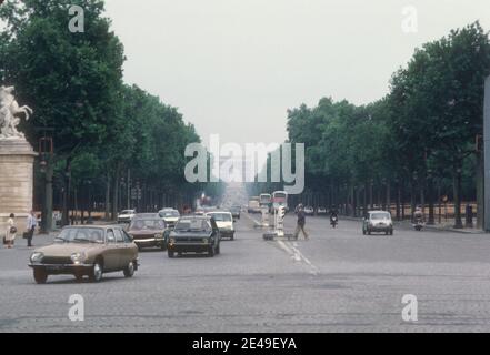 1982 Paris Frankreich - Verkehr auf der Avenue des Champs-Élysées Einfahrt in den Place de la Concorde - die Avenue des Champs-Élysées ist eine Avenue im 8. Arrondissement von Paris, Frankreich, 1.9 Kilometer (1.2 mi) lang und 70 Meter (230 ft) breit, Zwischen dem Place de la Concorde und dem Place Charles de Gaulle, wo sich der Arc de Triomphe befindet, Paris, Frankreich, EU, Europa Stockfoto