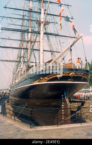 1974 London Greenwich - Cutty Sark ist ein britisches Klipperschiff, das nach einem Brand in den Jahren 2007 und 2014 restauriert wurde. Erbaut am Fluss Leven, Dumbarton, Schottland im Jahr 1869. Die Cutty Sark wird von National Historic Ships als Teil der National Historic Fleet aufgeführt. Cutty Sark war für den Teehandel bestimmt, dann ein hart umkämpftes Rennen um den Globus von China nach London. 1953 wurde Cutty Sark an die Cutty Sark Preservation Society übergeben und 1954 wurde sie in ein eigens angefertigtes Trockendock in Greenwich London im National Maritime Museum Greenwich London, GB UK Europe verlegt Stockfoto