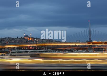 Golden Horn Bridge - Kabelbrücke in Istanbul, Türkei Stockfoto