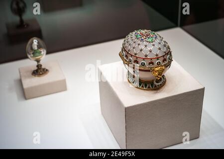 Sankt Petersburg, Russland - ca. Dezember 2017: Weißes Achat Faberge Osterei genannt Renaissance-Ei im Faberge-Museum im Schuwalov-Palast. Stockfoto