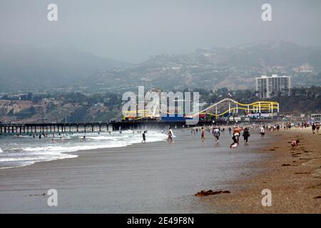 santa monica Strand an einem nebligen Sommertag Stockfoto