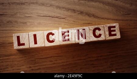 Lizenz Wort In Holzwürfel Geschrieben. Führerschein oder legales Softwarekonzept. Stockfoto
