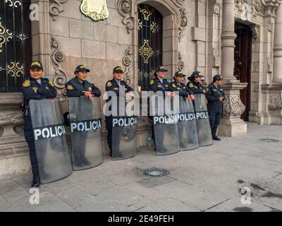 Lima, Peru - 23. September 2017: Gruppe von fröhlichen Polizistinnen in festlichen Kostümen auf den Straßen von Lima. Frauen-Team. Policia. Südamerika. Stockfoto