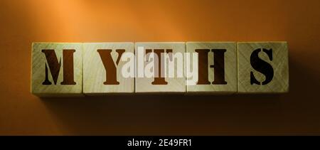 Mythen Wort auf Holzklötze. Wahre und falsche Fakten, gefälschte oder echte Nachrichten Konzept. Stockfoto