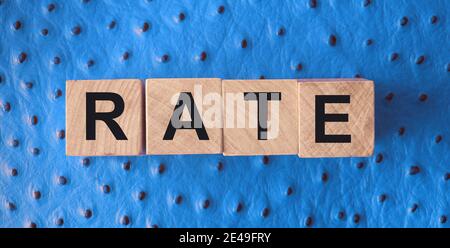 Holzblock Würfel mit Rate Wort. Dienstleistungen oder Produkte Qualitätsbewertung Business-Konzept. Stockfoto