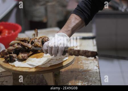 Kebabs - gegrillte Fleischspieße, Shish Kebab mit Gemüse Stockfoto