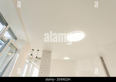 Schöne Einbauleuchten in der Spanndecke Stockfoto