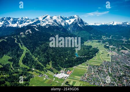 Hausberg, Riessersee, Garmisch, Alpspitze, Zugspitze, Waxenstein, Höllental, Wettersteingebirge, Garmisch-Partenkirchen, Luftaufnahme, Werdenfelser Land, Oberland, Bayern, Deutschland Stockfoto