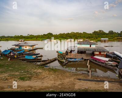 Caballococha, Peru - 11. Dez 2017: Kleine Stadt mit dem Hafen am Ufer des Amazonas auf dem Weg von Santa Rosa nach Iquitos. Amazonien. Südamerika Stockfoto