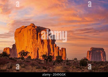 Wunderschöner Sonnenuntergang im Monument Valley, Utah - USA Stockfoto