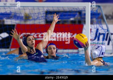 TRIEST, ITALIEN - JANUAR 22: Rita Keszthelyi aus Ungarn, Juliette Marie Dhalluin aus Frankreich während des Spiels zwischen Frankreich und Ungarn bei den Olympischen Wasserball-Spielen der Frauen im Bruno Bianchi Aquatic Center am 22. Januar 2021 in Triest, Italien (Foto: Marcel ter Bals/Orange Pictures/Alamy Live News) Stockfoto