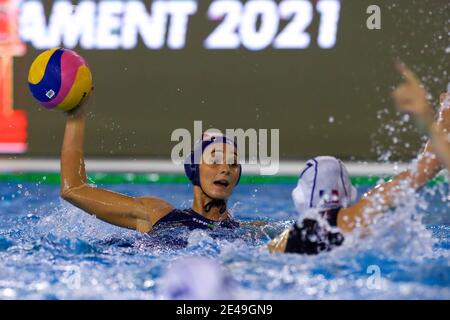 TRIEST, ITALIEN - JANUAR 22: Dorottya Szilagy von Ungarn, Juliette Marie Dhalluin von Frankreich während des Spiels zwischen Frankreich und Ungarn bei den Olympischen Wasserball-Spielen der Frauen Qualifikationsturnier im Bruno Bianchi Aquatic Center am 22. Januar 2021 in Triest, Italien (Foto: Marcel ter Bals/Orange Pictures/Alamy Live News) Stockfoto