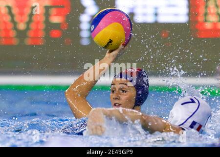 TRIEST, ITALIEN - JANUAR 22: Dorottya Szilagy von Ungarn, Juliette Marie Dhalluin von Frankreich während des Spiels zwischen Frankreich und Ungarn bei den Olympischen Wasserball-Spielen der Frauen Qualifikationsturnier im Bruno Bianchi Aquatic Center am 22. Januar 2021 in Triest, Italien (Foto: Marcel ter Bals/Orange Pictures/Alamy Live News) Stockfoto