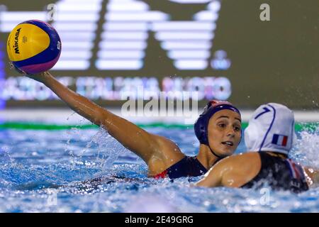 TRIEST, ITALIEN - JANUAR 22: Dorottya Szilagy von Ungarn, Juliette Marie Dhalluin von Frankreich während des Spiels zwischen Frankreich und Ungarn im Women's Wat Stockfoto