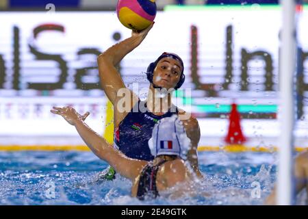 TRIEST, ITALIEN - JANUAR 22: Dorottya Szilagy von Ungarn, Juliette Marie Dhalluin von Frankreich während des Spiels zwischen Frankreich und Ungarn bei den Olympischen Wasserball-Spielen der Frauen Qualifikationsturnier im Bruno Bianchi Aquatic Center am 22. Januar 2021 in Triest, Italien (Foto: Marcel ter Bals/Orange Pictures/Alamy Live News) Stockfoto