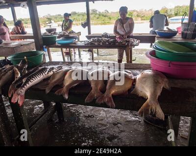 Iquitos, Peru - 21. September 2017: Typischer Basar in einem kleinen Dorf Caballococha am Ufer des Amazonas, Amazonien, Peru. Südamerika Stockfoto