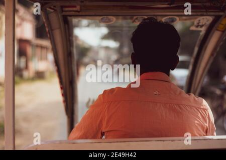 Blick von hinten durch Autorikscha Taxi Fahrer Fenster in Indien Stockfoto