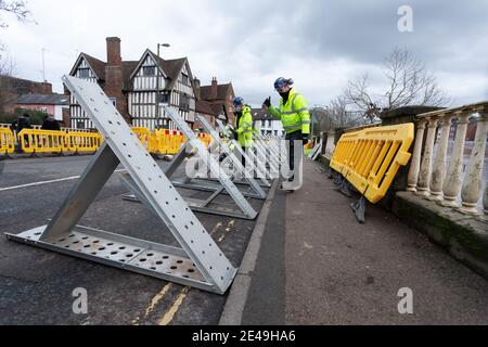 Bewdley, Worcestershire, Großbritannien. Januar 2021. Da die Niveaus des River Severn in der Nähe von überschwemmenden lokalen Grundstücken am Bewdley-Flussufer, Worcestershire, gefährlich ansteigen, errichtet das Umweltamt demontierbare Barrieren, um das Wasser zurückzuhalten. Die Flussspiegel steigen und werden voraussichtlich innerhalb von 24 Stunden ihren Höhepunkt erreichen. Kredit: Peter Lopeman/Alamy Live Nachrichten Stockfoto