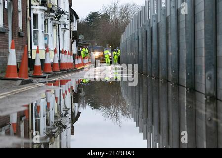 Bewdley, Worcestershire, Großbritannien. Januar 2021. Da die Niveaus des River Severn in der Nähe von überschwemmenden lokalen Grundstücken am Bewdley-Flussufer, Worcestershire, gefährlich ansteigen, errichtet das Umweltamt demontierbare Barrieren, um das Wasser zurückzuhalten. Die Flussspiegel steigen und werden voraussichtlich innerhalb von 24 Stunden ihren Höhepunkt erreichen. Kredit: Peter Lopeman/Alamy Live Nachrichten Stockfoto