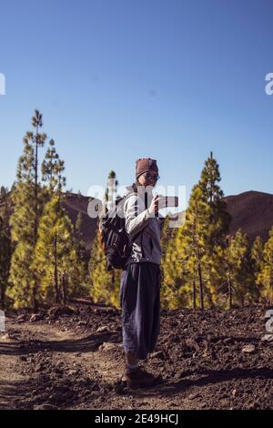 Starke Hikerin nimmt Selfie auf Smartphone in Alpine forrest Stockfoto