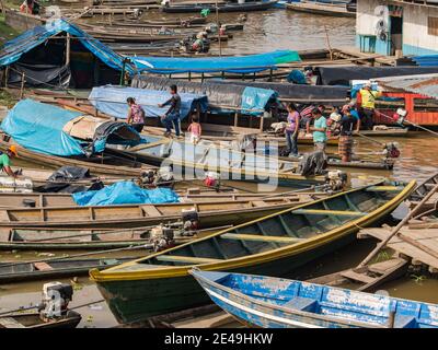 Caballococha, , Peru - 11. Dez 2017: Viele traditionelle, indische Boote am Ufer des Flusses. Amazonien. Südamerika. Stockfoto