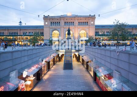 Hauptbahnhof, Einkaufsstraße Niki Saint Phalle, Hannover Stockfoto