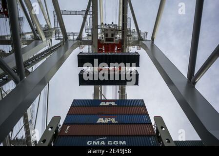 Dieses Bild zeigt Container, die sich auf dem Containerschiff 'CMA CGM Jacques Saade' bewegen, das am 22. Januar 2021 im Hafen von Le Havre im Nordwesten Frankreichs festgemacht wurde. Foto von ELIOT BLONDT/ABACAPRESS.COM Stockfoto