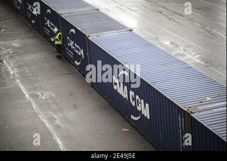 Dieses Bild zeigt Container, die sich auf dem Containerschiff 'CMA CGM Jacques Saade' bewegen, das am 22. Januar 2021 im Hafen von Le Havre im Nordwesten Frankreichs festgemacht wurde. Foto von ELIOT BLONDT/ABACAPRESS.COM Stockfoto