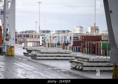 Dieses Bild zeigt Container, die sich auf dem Containerschiff 'CMA CGM Jacques Saade' bewegen, das am 22. Januar 2021 im Hafen von Le Havre im Nordwesten Frankreichs festgemacht wurde. Foto von ELIOT BLONDT/ABACAPRESS.COM Stockfoto