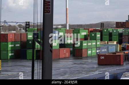 Dieses Bild zeigt Container, die sich auf dem Containerschiff 'CMA CGM Jacques Saade' bewegen, das am 22. Januar 2021 im Hafen von Le Havre im Nordwesten Frankreichs festgemacht wurde. Foto von ELIOT BLONDT/ABACAPRESS.COM Stockfoto