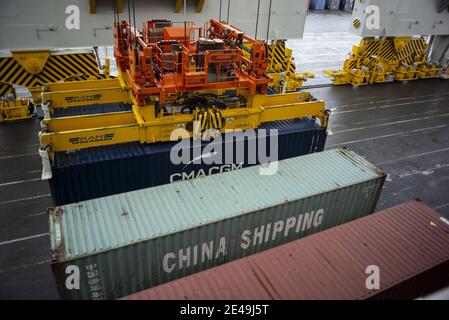 Dieses Bild zeigt Container, die sich auf dem Containerschiff 'CMA CGM Jacques Saade' bewegen, das am 22. Januar 2021 im Hafen von Le Havre im Nordwesten Frankreichs festgemacht wurde. Foto von ELIOT BLONDT/ABACAPRESS.COM Stockfoto