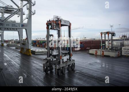 Dieses Bild zeigt Container, die sich auf dem Containerschiff 'CMA CGM Jacques Saade' bewegen, das am 22. Januar 2021 im Hafen von Le Havre im Nordwesten Frankreichs festgemacht wurde. Foto von ELIOT BLONDT/ABACAPRESS.COM Stockfoto