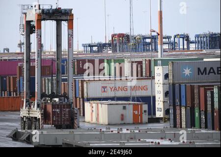 Dieses Bild zeigt Container, die sich auf dem Containerschiff 'CMA CGM Jacques Saade' bewegen, das am 22. Januar 2021 im Hafen von Le Havre im Nordwesten Frankreichs festgemacht wurde. Foto von ELIOT BLONDT/ABACAPRESS.COM Stockfoto