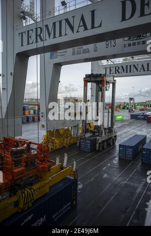 Dieses Bild zeigt Container, die sich auf dem Containerschiff 'CMA CGM Jacques Saade' bewegen, das am 22. Januar 2021 im Hafen von Le Havre im Nordwesten Frankreichs festgemacht wurde. Foto von ELIOT BLONDT/ABACAPRESS.COM Stockfoto