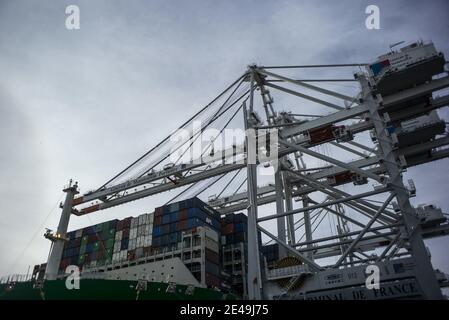 Dieses Bild zeigt Container, die sich auf dem Containerschiff 'CMA CGM Jacques Saade' bewegen, das am 22. Januar 2021 im Hafen von Le Havre im Nordwesten Frankreichs festgemacht wurde. Foto von ELIOT BLONDT/ABACAPRESS.COM Stockfoto